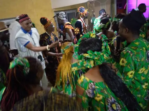 Fochu Jɔnas, ŋwaaŋ kinchinɛ